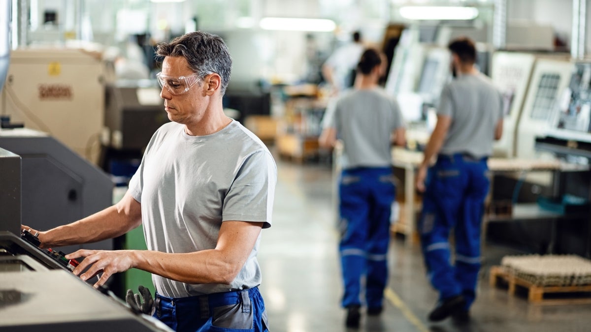 Industriearbeiter arbeitet an Maschine