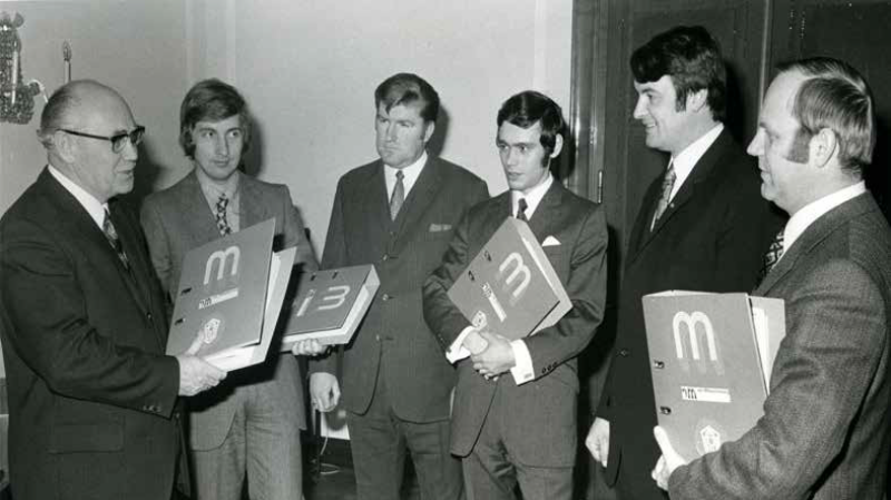 ÖGJ-Mitglieder übergaben 1971 mehr als 51.000 Unterschriften, die die Verabschiedung des Jugendvertrauensrätegesetzes forderten.