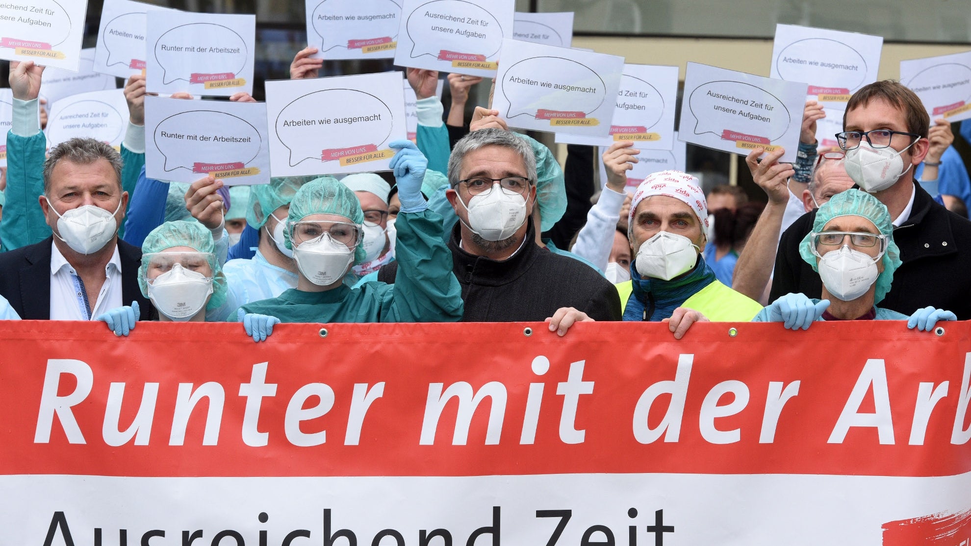 Protestaktion "15 nach 12" der oö. Ordensspitäler am 15. Dezember 2021 mit AK-Präsident Andreas Stangl, Younion-Vorsitzendem Christian Jedinger, AK-Vizepräsident Helmut Woisetschläger (Landesvorsitzender Gewerkschaft Vida) und BR Erwin Deicker (KH Barmherzige Brüder), Protestaktion "15 nach 12" der oö. Ordensspitäler am 15. Dezem