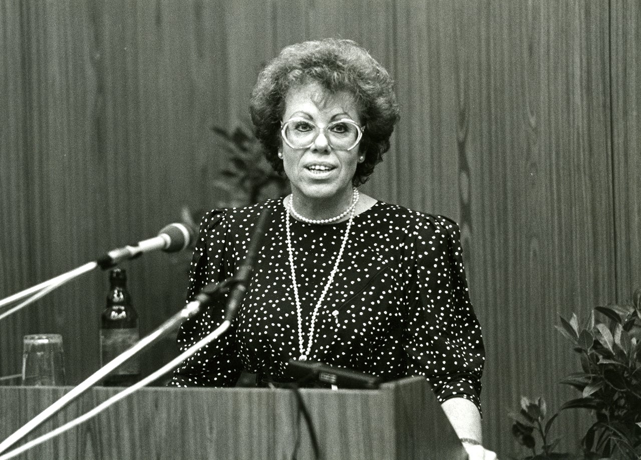 Hilde Seiler am Redner_innenpult bei ÖGB-Bundeskongress (1987)