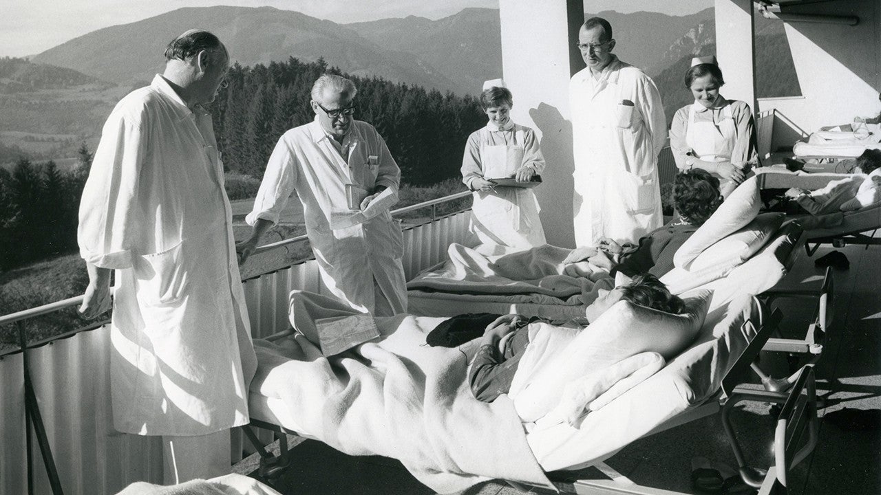 Ärzte betreuen Patientinnen am Balkon des Erholungsheims der Pensionsversicherung in Weyer (1967)
