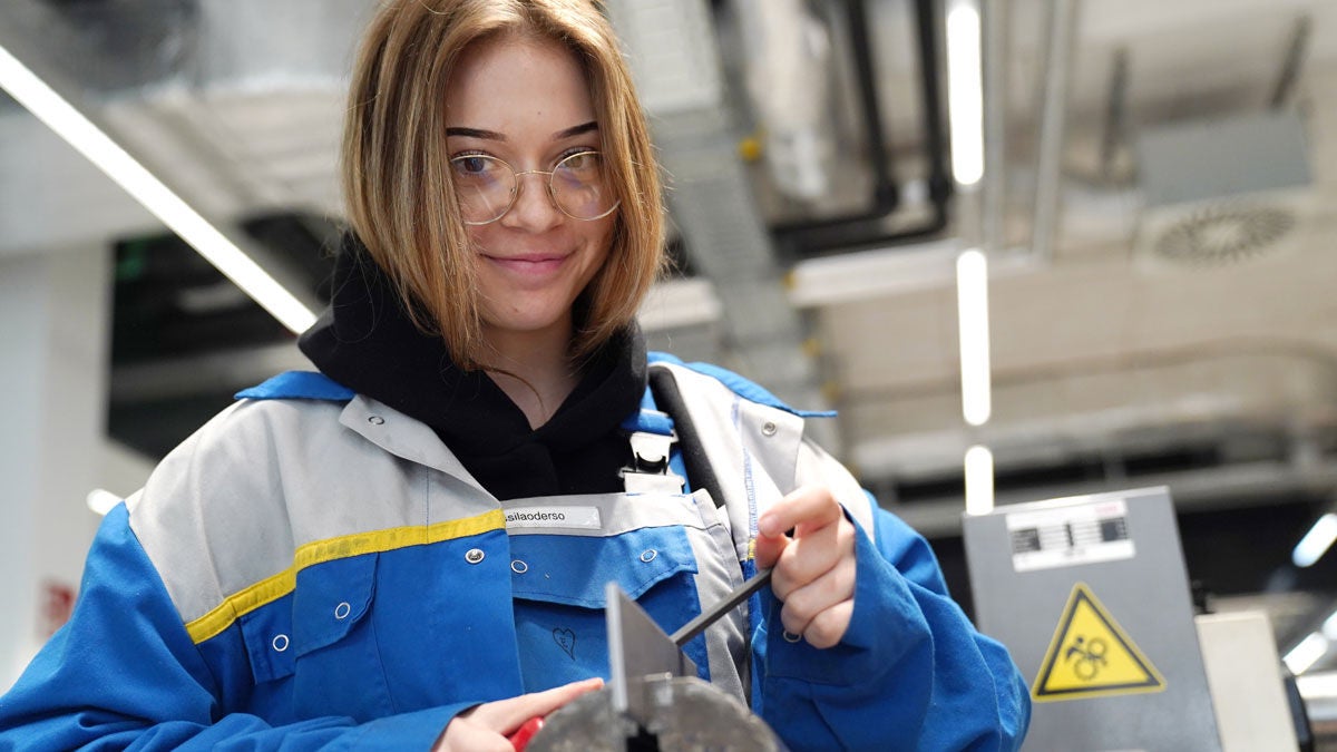 Alissa Förster ist Lehrling in der ÖBB Lehrwerkstätte in Vorarlberg