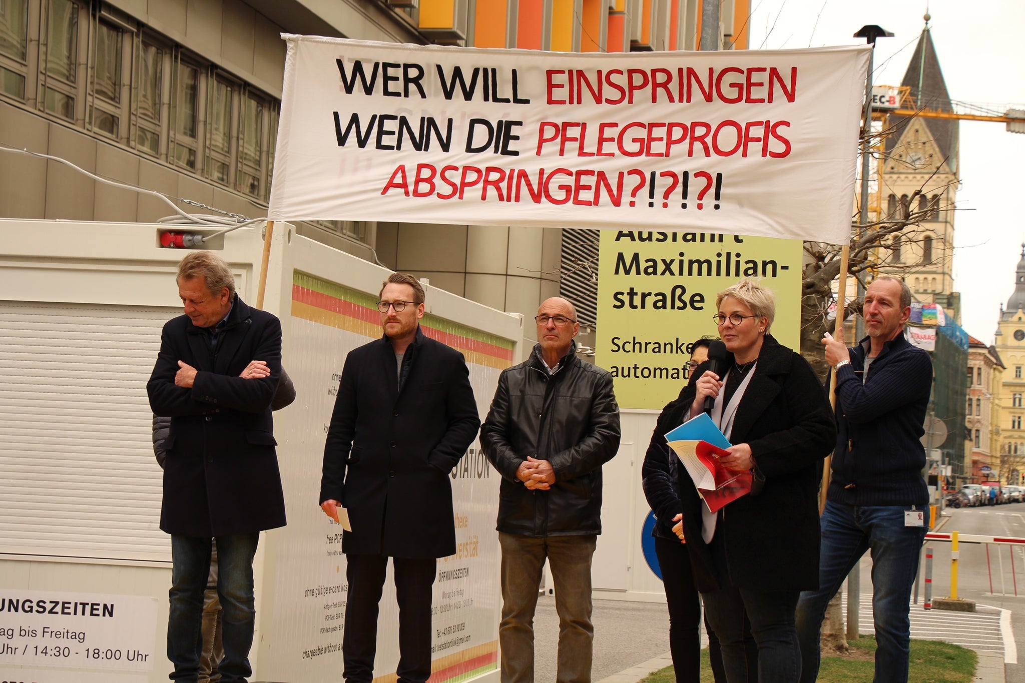 Protestkundgebung bei den Tirol Kliniken am 15.3. (Birgit Seidl ist am Mikrofon).