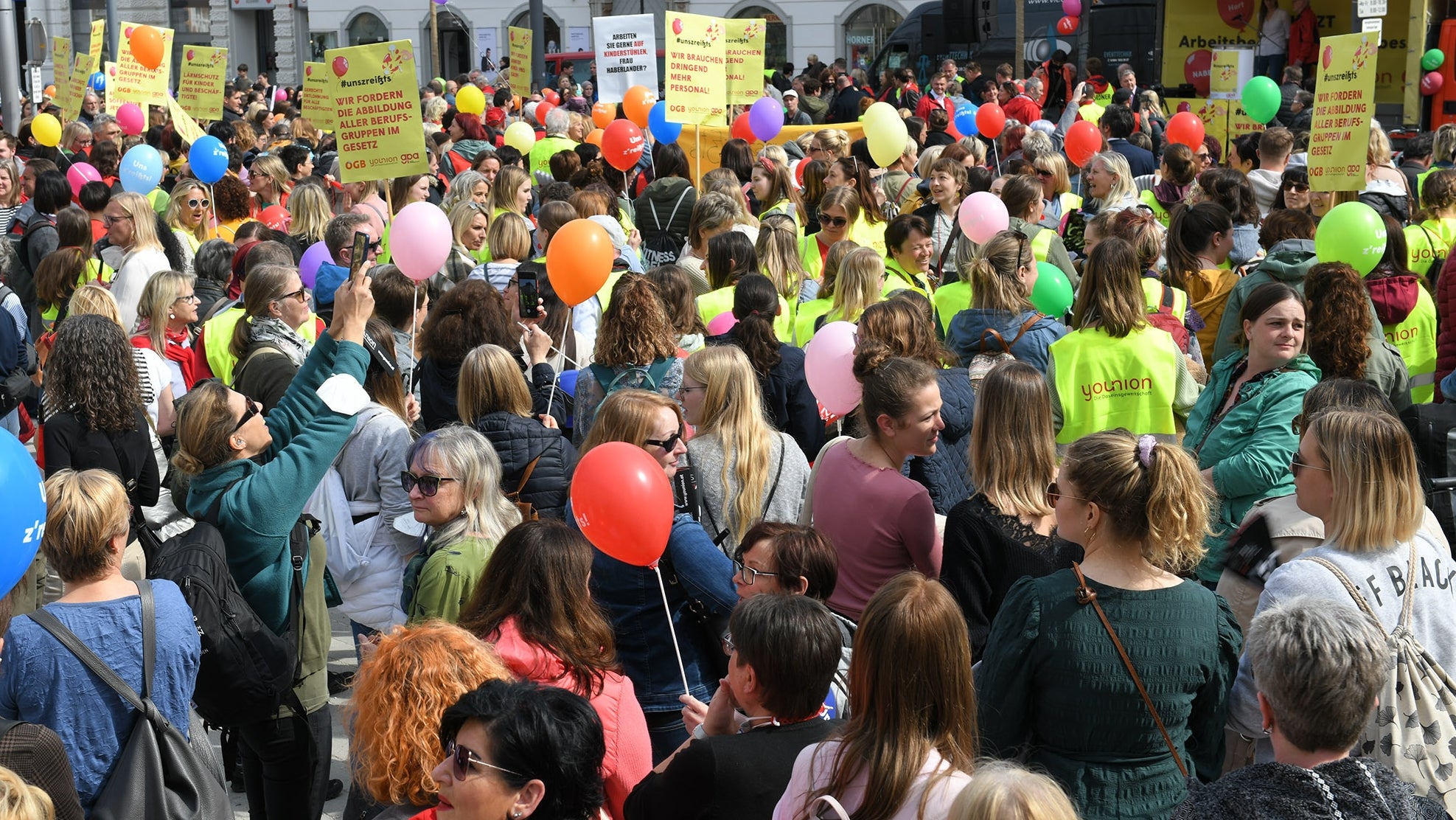ÖGB-Aktionstag der Kindergärten vor dem Landhaus Linz, 29. März 2022, ÖGB-Aktionstag der Kindergärten vor dem Landhaus Linz, 29. Mä
