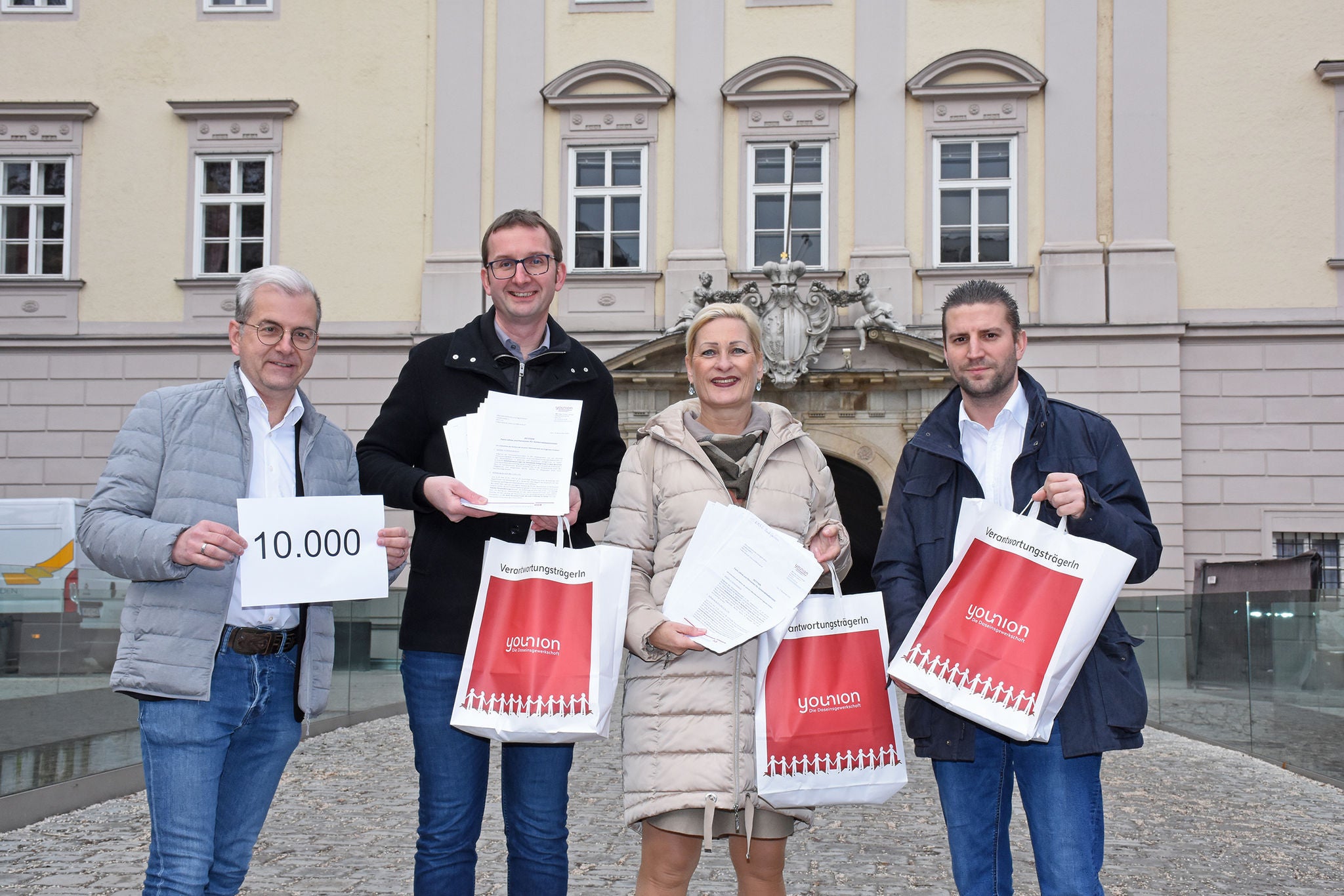 Die Gewerkschaft younion Oberösterreich übergab eine von 10.000 unterschriebene Petition an den Landtag. V.l.n.r. Peter Steinerberger, Christian Jedlinger, Karin Decker, Mario Kalod@younion OÖ.
