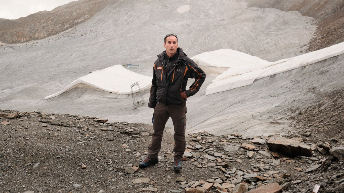 Seilbahnmaschinist Peter Ranalter steht bei der Bergstation Eisgrat am Stubaier Gletscher. Die Stützen der Seilbahn wurden beim Bau nicht im Gestein, sondern im Eis verankert. Heute hat das zur Folge, dass sie immer mehr abrutschen, denn das Eis schmilzt kontinuierlich. 