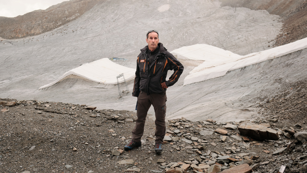 Seilbahnmaschinist Peter Ranalter steht bei der Bergstation Eisgrat am Stubaier Gletscher. Die Stützen der Seilbahn wurden beim Bau nicht im Gestein, sondern im Eis verankert. Heute hat das zur Folge, dass sie immer mehr abrutschen, denn das Eis schmilzt kontinuierlich.
