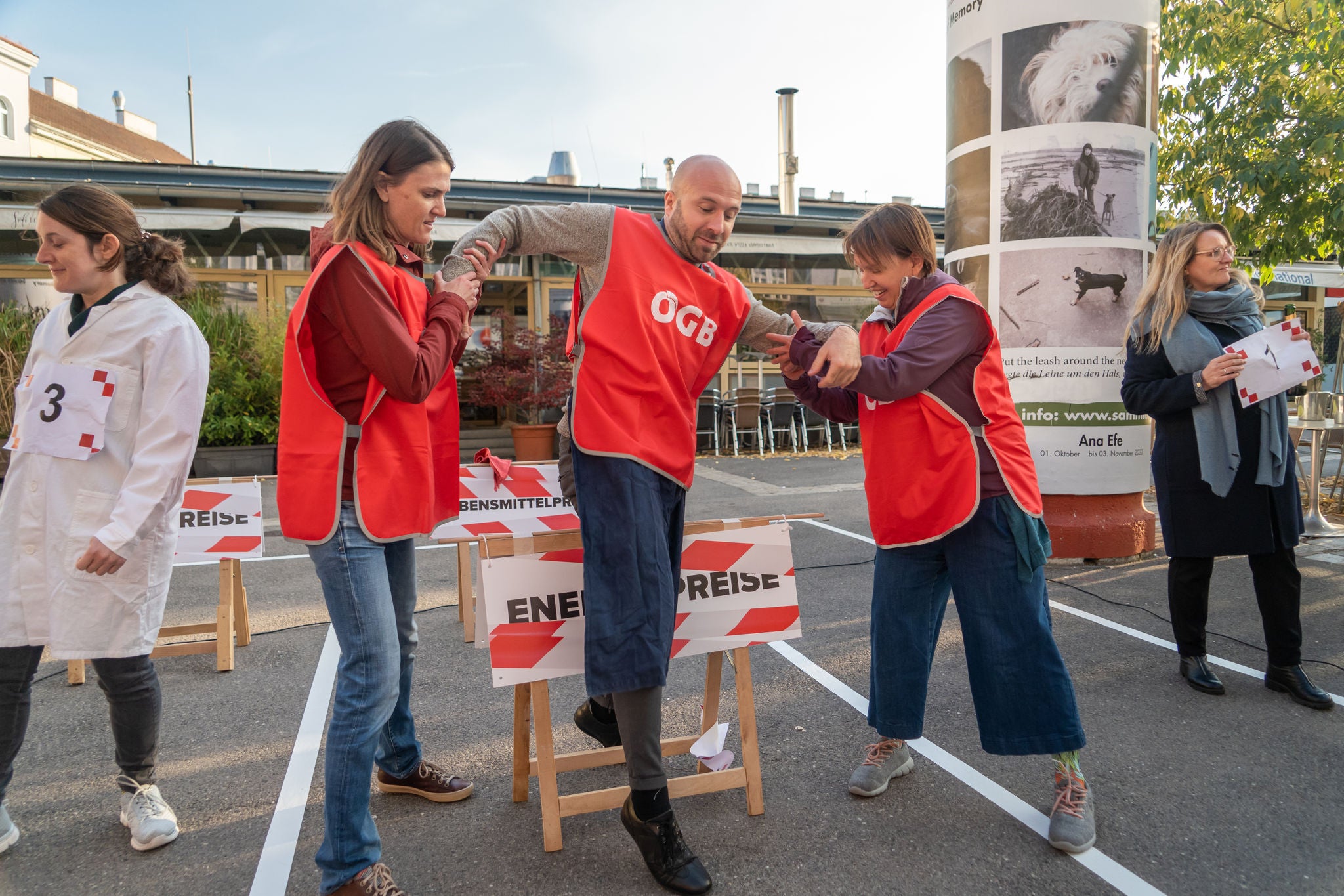 Mitte Oktober 2022 fanden in ganz Österreich Aktionen für eine Preisbremse statt. Hier in Wien, Straßentheater. 