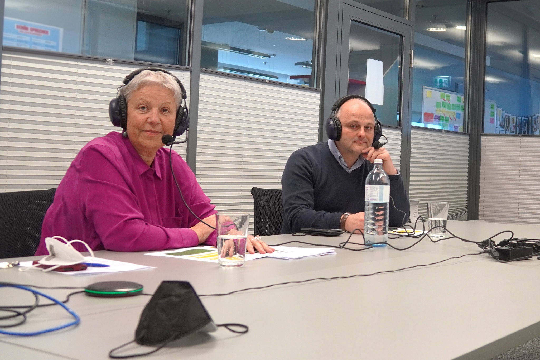 Eine Frau (Sylvia Ledwinka - ÖGB) und ein Mann (Paul Köfler - Stiftung AUFLEB) bei der Podcastaufnahme zum Thema Umweltstiftung                               