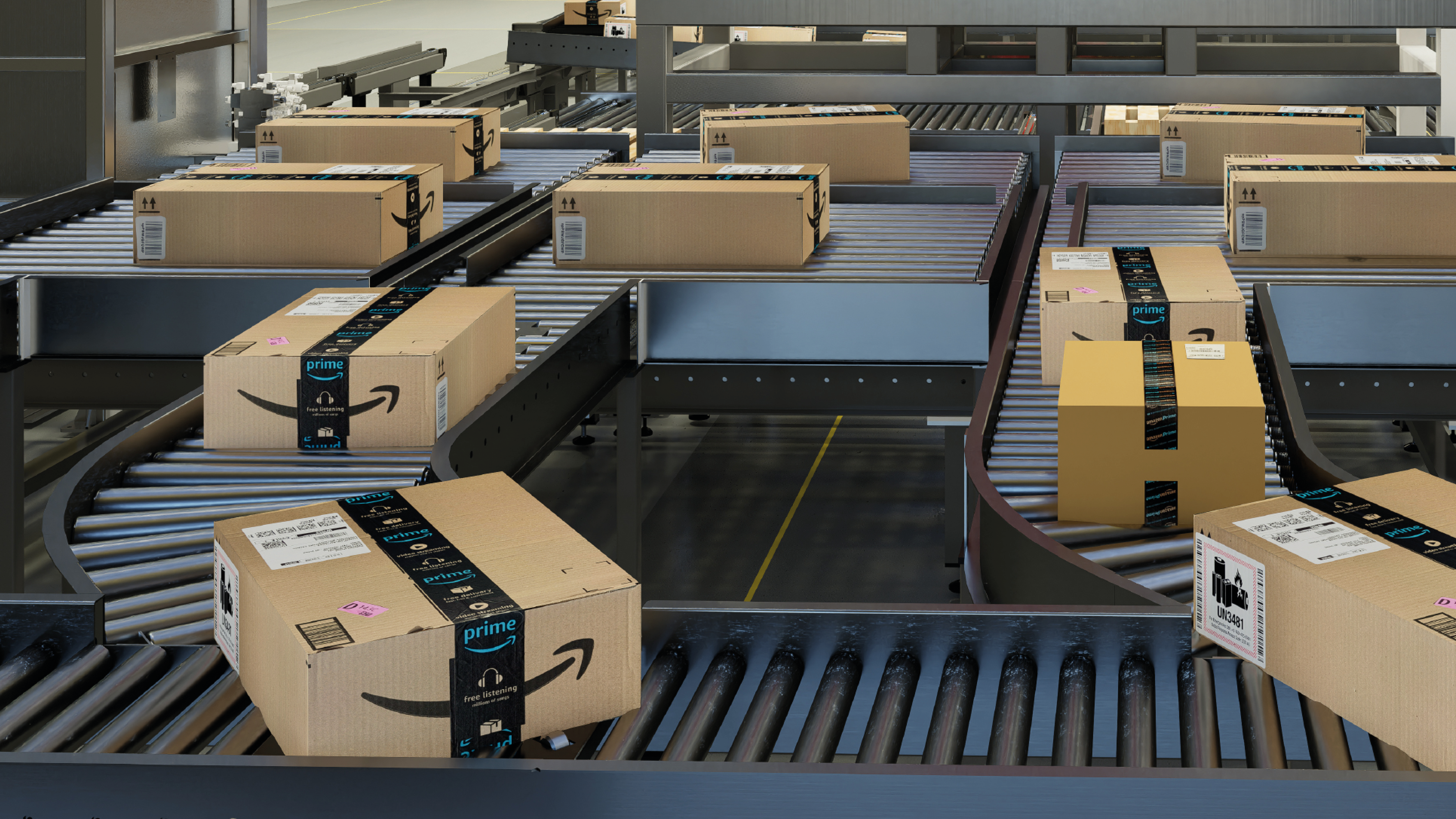 Mehrere Amazon-Pakete auf einem Fließband