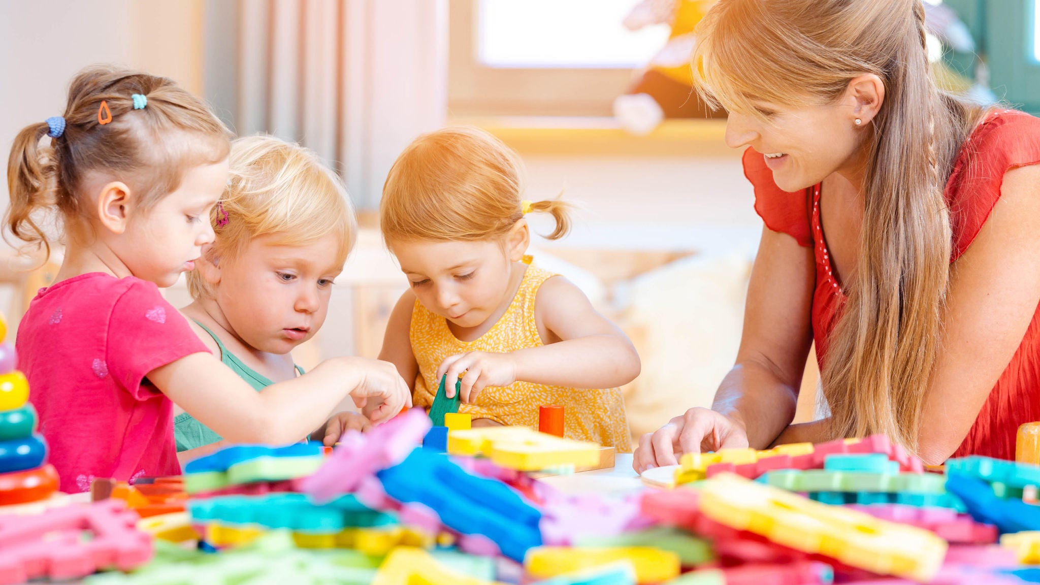 Elementarpädagogin mit Kleinkindern