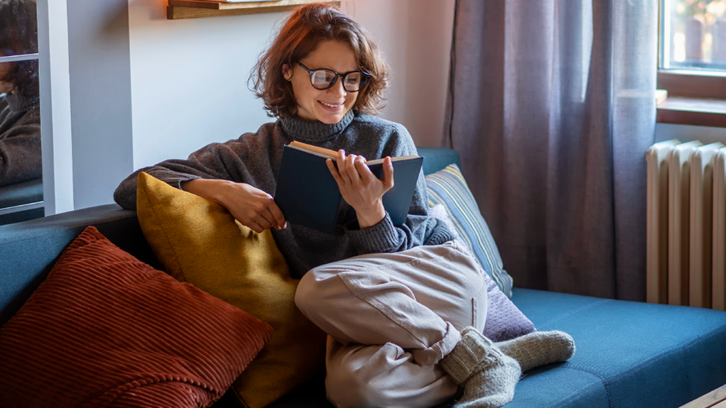 Frau liest entspannt ein Buch