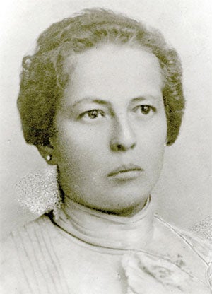 schwarz weiß; Porträt einer Frau mit hochgesteckten Haaren, blickt ernst 
