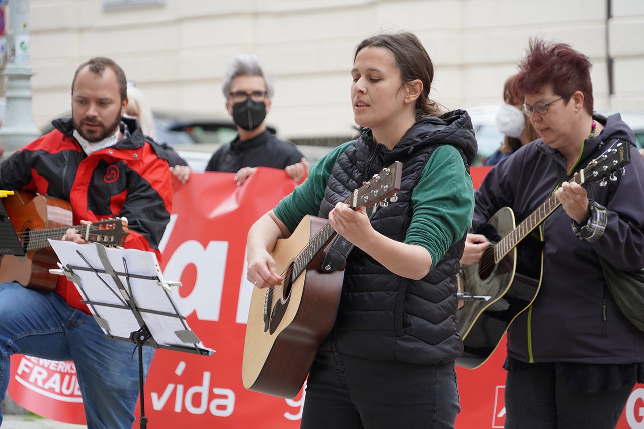 ElementarpädagogInnen singen ein Protestlied vor dem Bildungsministerium