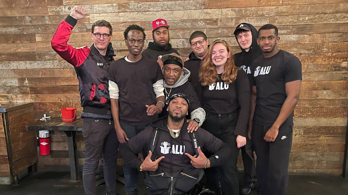 Gruppenfoto ALU mit dem neuen Betriebsratsvorsitzenden Chris Smalls.