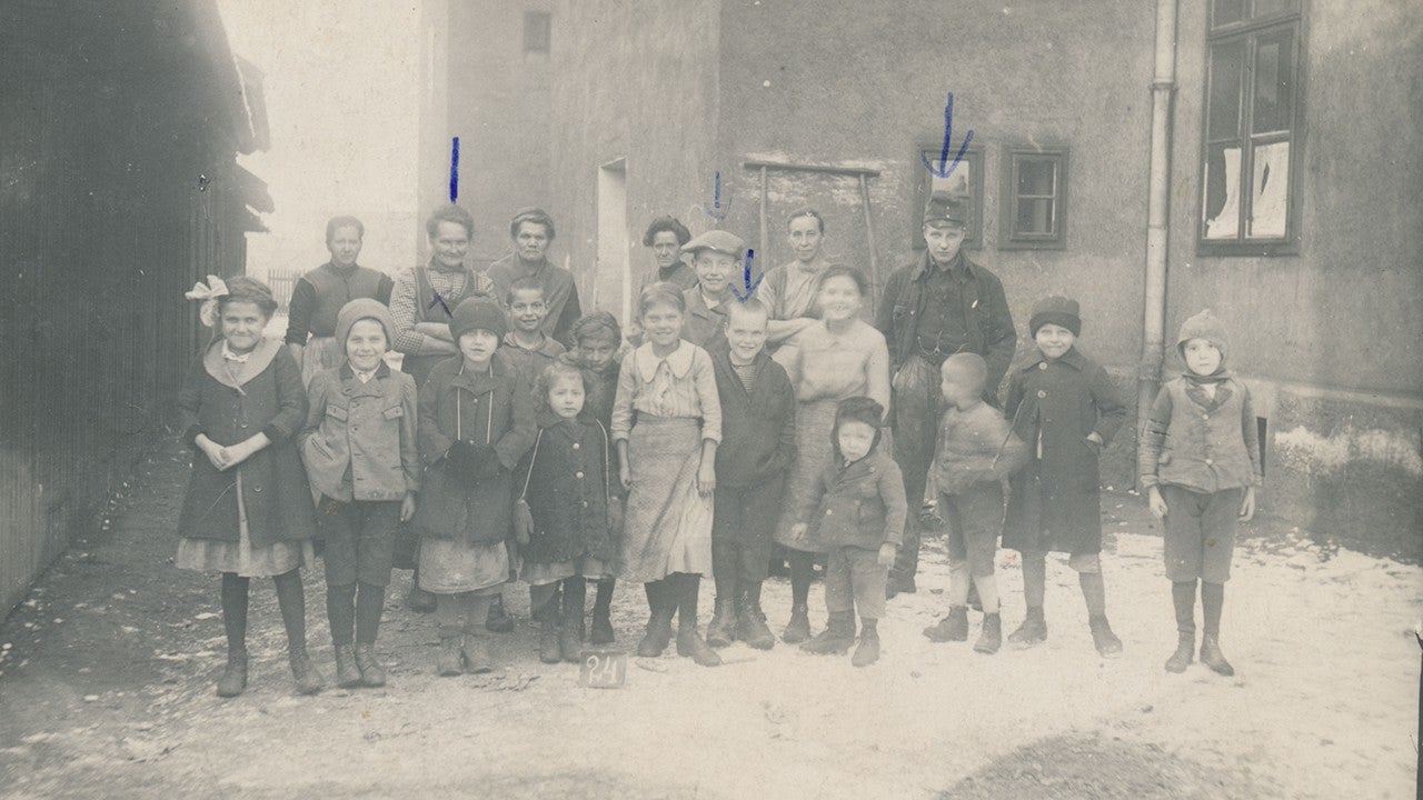 Familie Filz mit weiteren BewohnerInnen der "Siebener-Häuser" in Donawitz (1919)