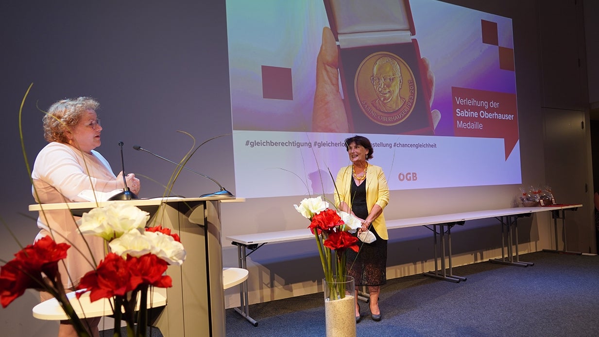 Verleihung der Sabine-Oberhauser-Medaille an ehemalige Landesgeschäftsführerin Heidi Hirschbichler des ÖGB Salzburg