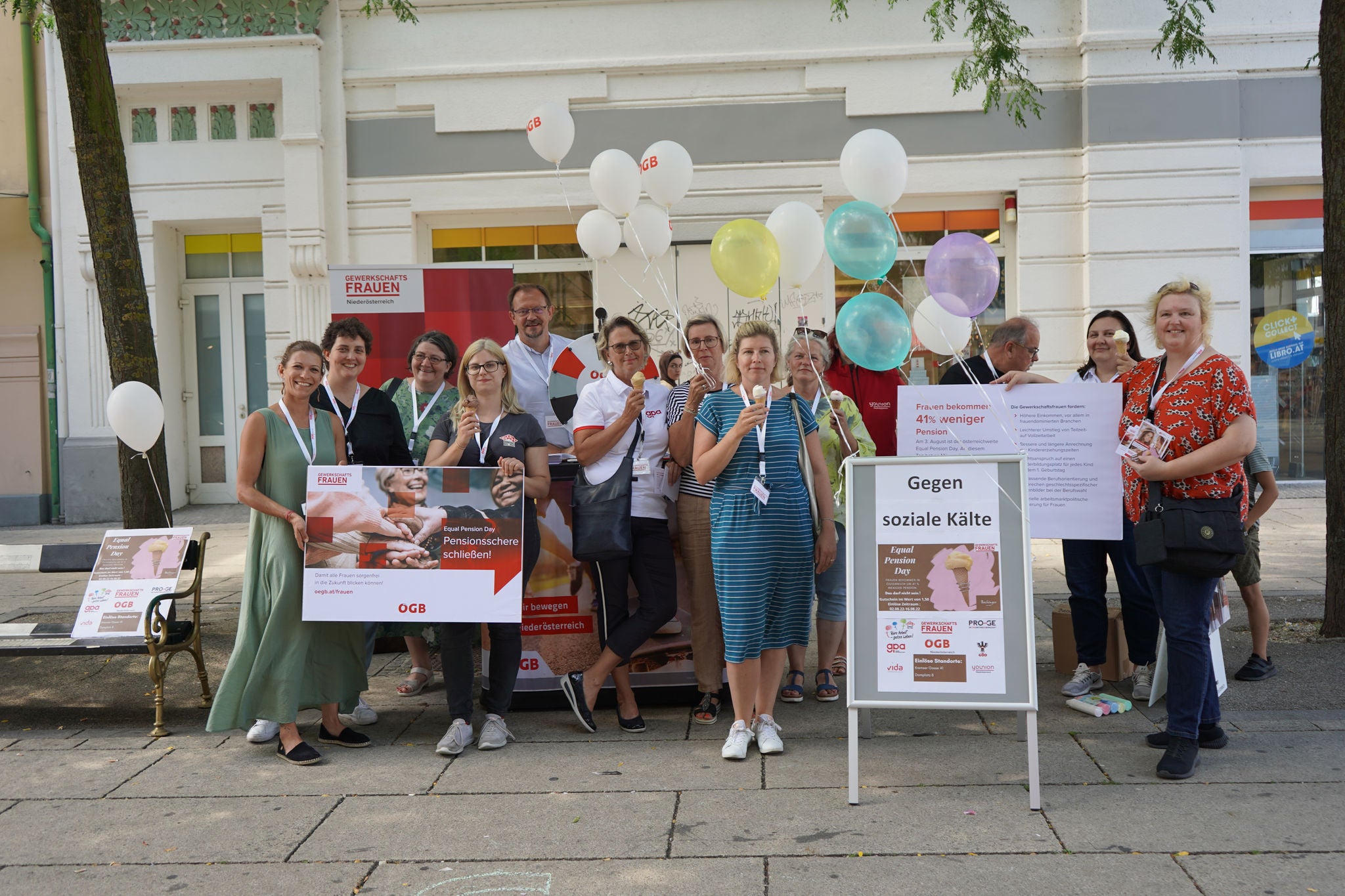 Die ÖGB Frauen machten in St. Pölten auf  die Pensionsschere aufmerksam