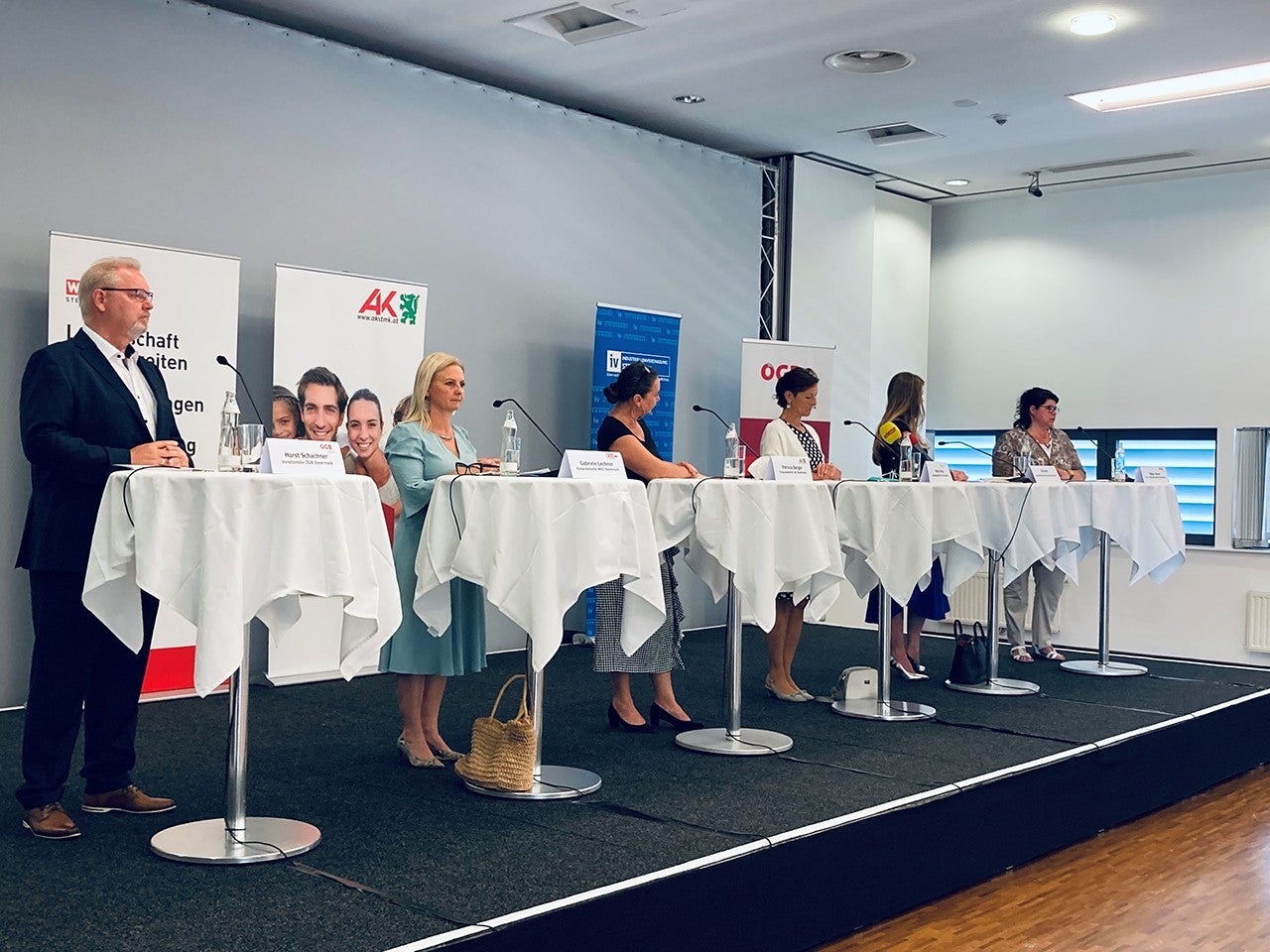 Pressekonferenz Sozialpartner Podium