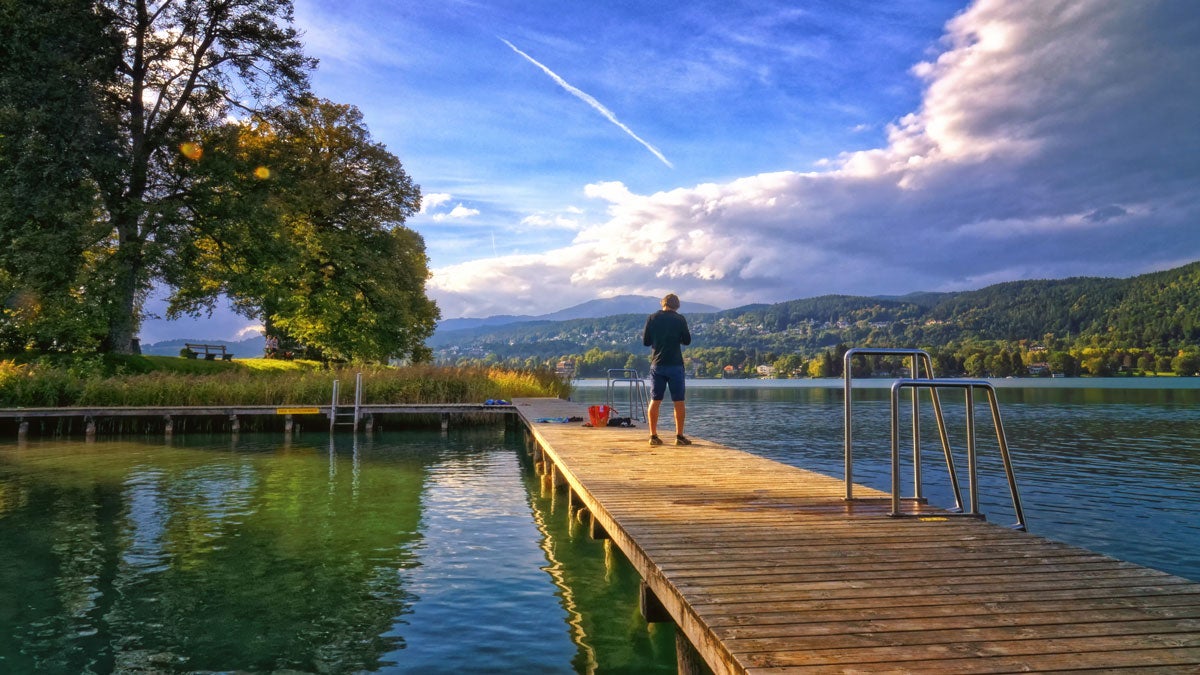 Beispielfoto Mann steht auf Steg eines Sees