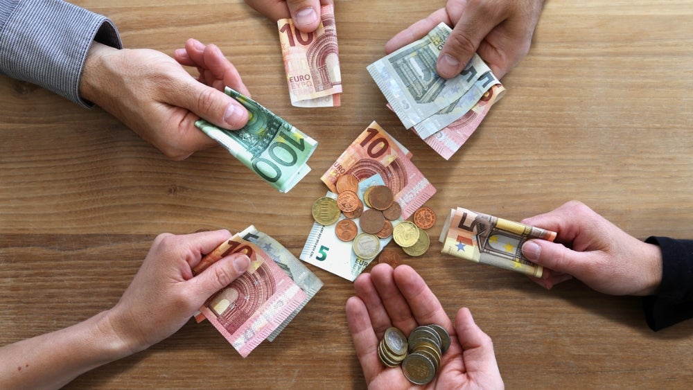 Hände mit Bargeld