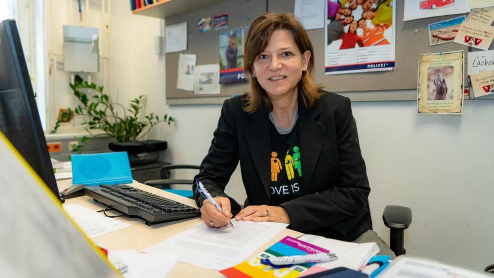 Porträt von Christina Gabriel, Obfrau von GAYCOPS Austria