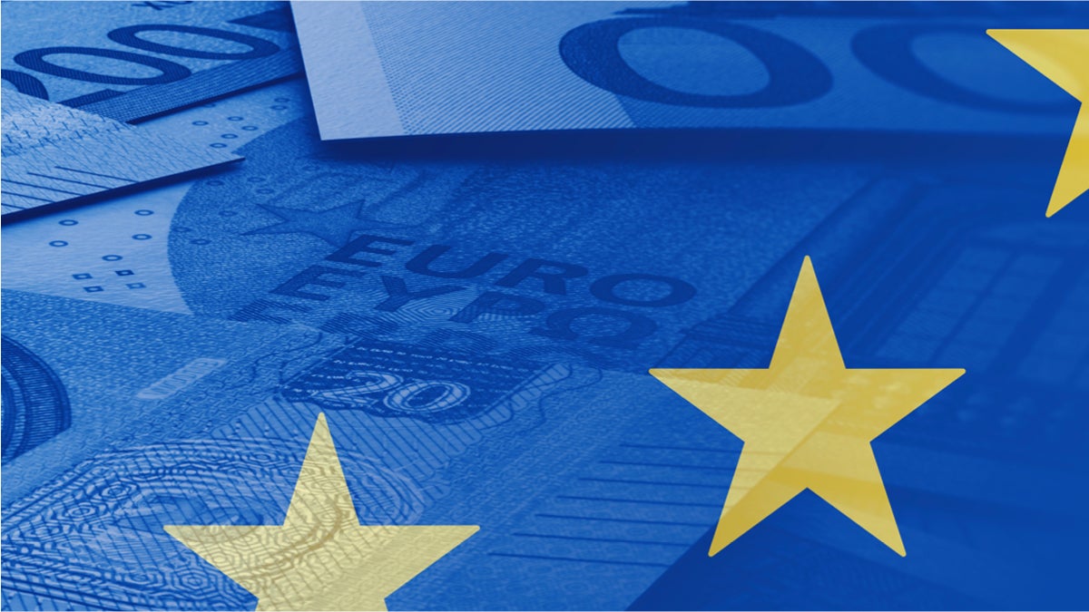 EU-Flagge mit Sternen und Geldscheinen