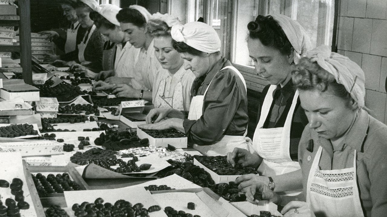 Arbeiterinnen in Süßwarenfabrik um 1950
