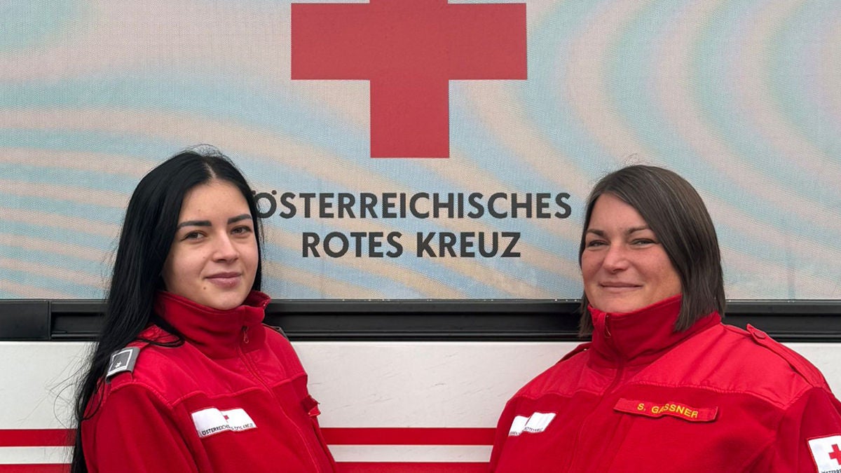 Zwei Rettungssanitäterinnen vor einem Einsatzwagen