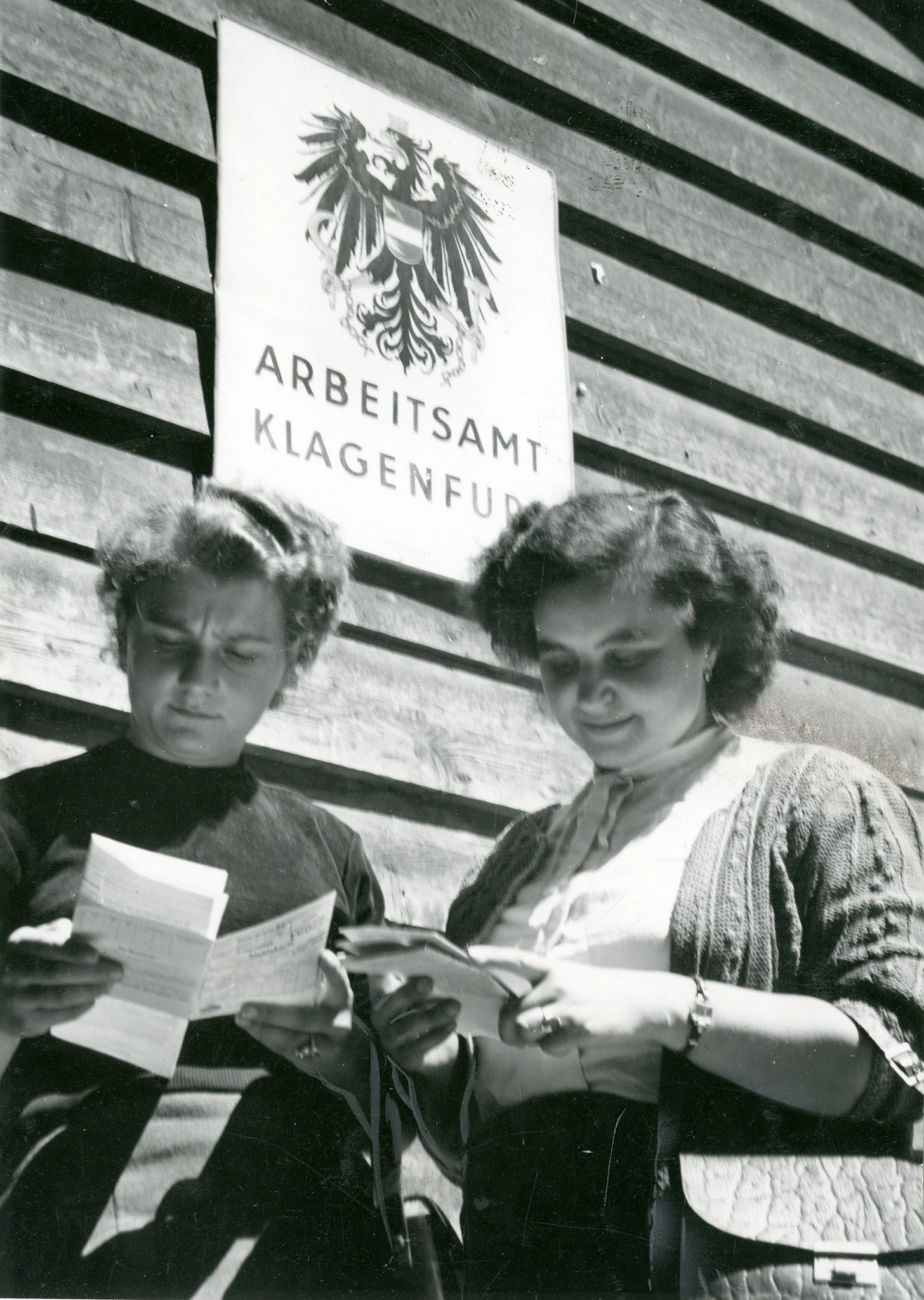 1952 Arbeitslosenauszahlung05, Schneiderinnen 1952 Arbeitslosenauszahlung05, Schneiderinnen, Foto Zuber, Klagenfurt