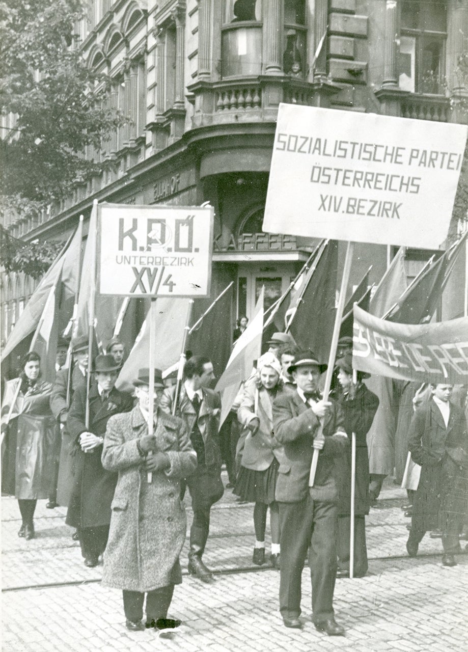 Die in der Illegalität agierenden SozialdemokratInnen, KommunistInnen und GewerkschafterInnen feierten – soweit dies möglich war – weiterhin ihren Tag der Arbeit.