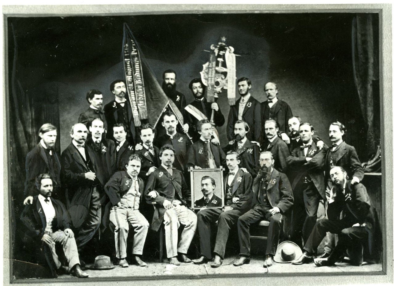 Gründungsfoto des Arbeiterbildungsvereins Gumpendorf mit Bannern, 1867
