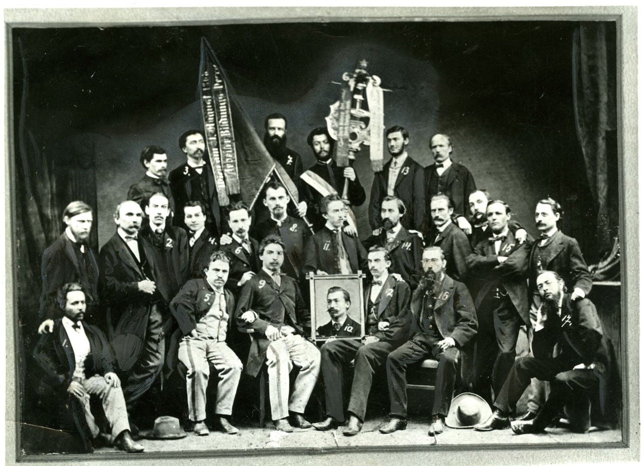 Arbeiterbildungsverein Gumpendorf, 1867 Gründungsfoto des Arbeiterbildungsvereins Gumpendorf mit Bannern, 1867