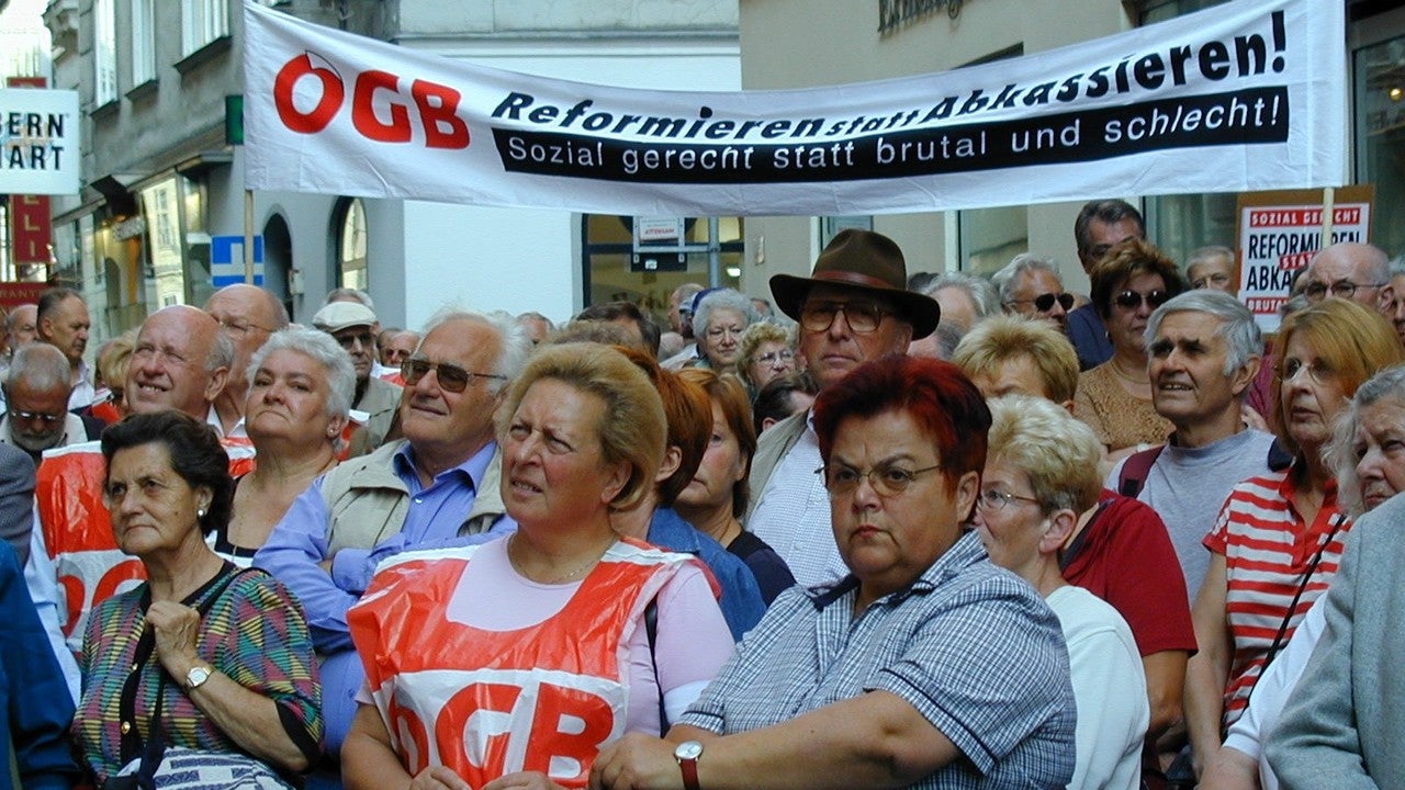 Im Jahr 2003 wehrten sich bei Streiks und Demonstrationen GewerkschafterInnen gegen Verschlechterungen in den Pensionsregelungen