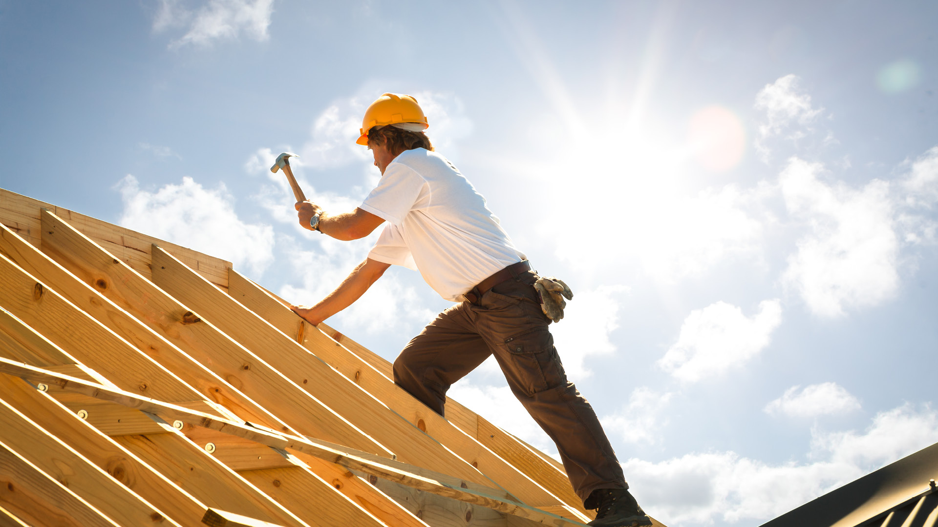 Dachdecker arbeitet in der prallen Sonne 