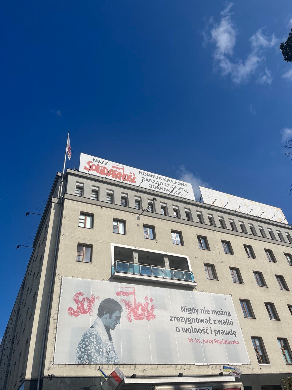 Priester Popiełuszko auf einem Transparent an der heutigen Solidarność-Zentrale 