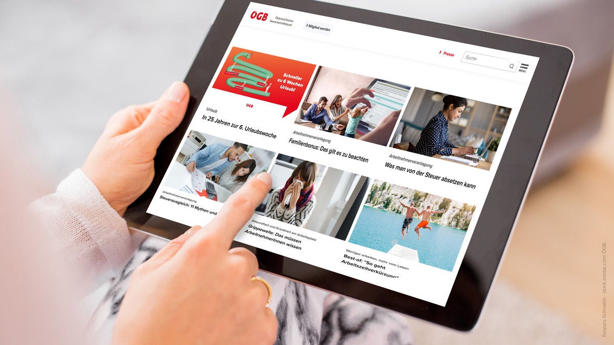 Frau hält ein tablet, zu sehen sind nur ihre Hände und das Display. Am tablet ist die ÖGB Webseite mit 6 der beliebtesten Artikel des Jahres 2022 zu sehen.