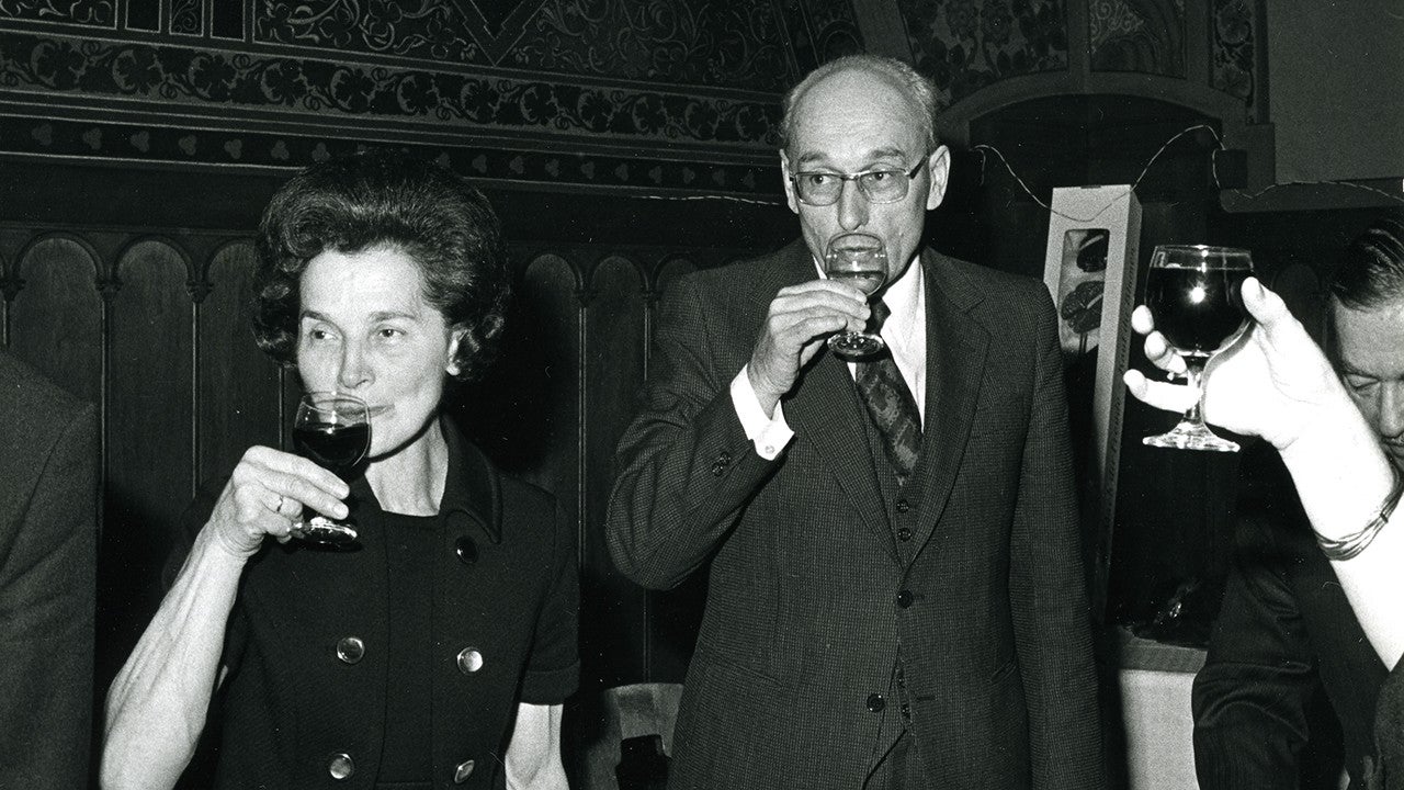 Grete Rehor stößt mit Wein, Josef Staribacher mit Wasser auf den 60. Geburtstag von Anton Benya an.