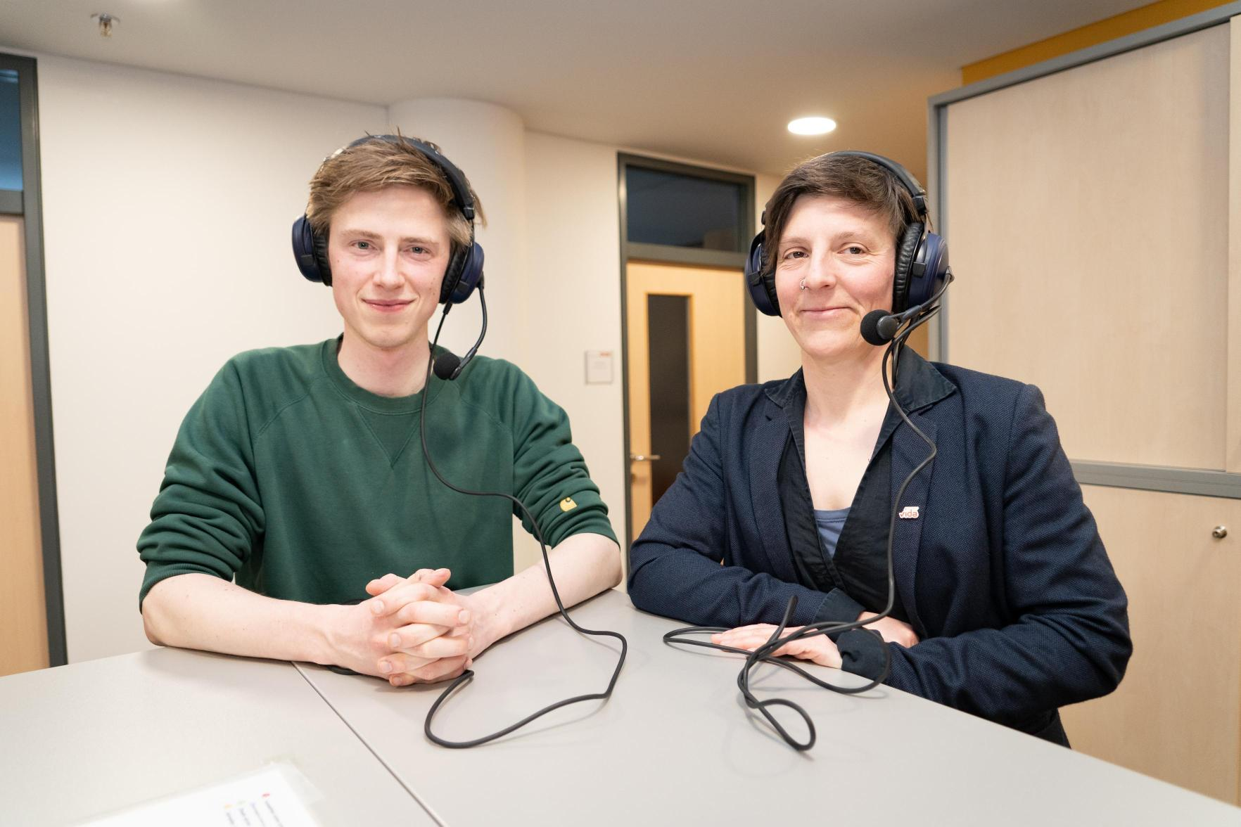 Jonas Langen und Anna Daimler (v.r.n.l.) zu Gast im ÖGB Podcast Jonas Langen und Anna Daimler (v.r.n.l.) schauen in die Kamera und tragen Kopfhörer