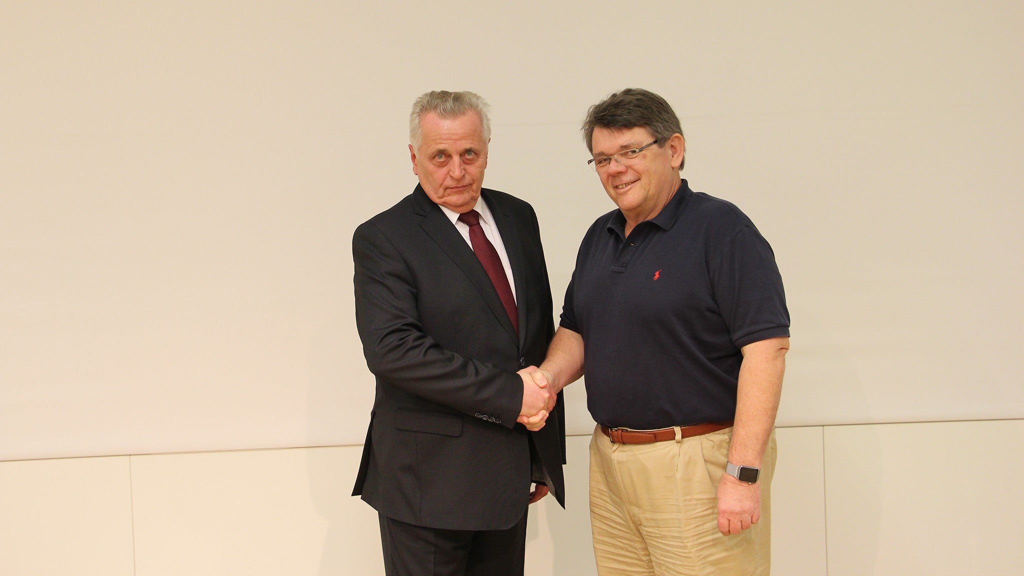 ÖGB-Präsident Rudolf Hundstorfer (Anzug, rote Krawatte), GPA-Vorsitzender Wolfgang Katzian reichen sich die Hand