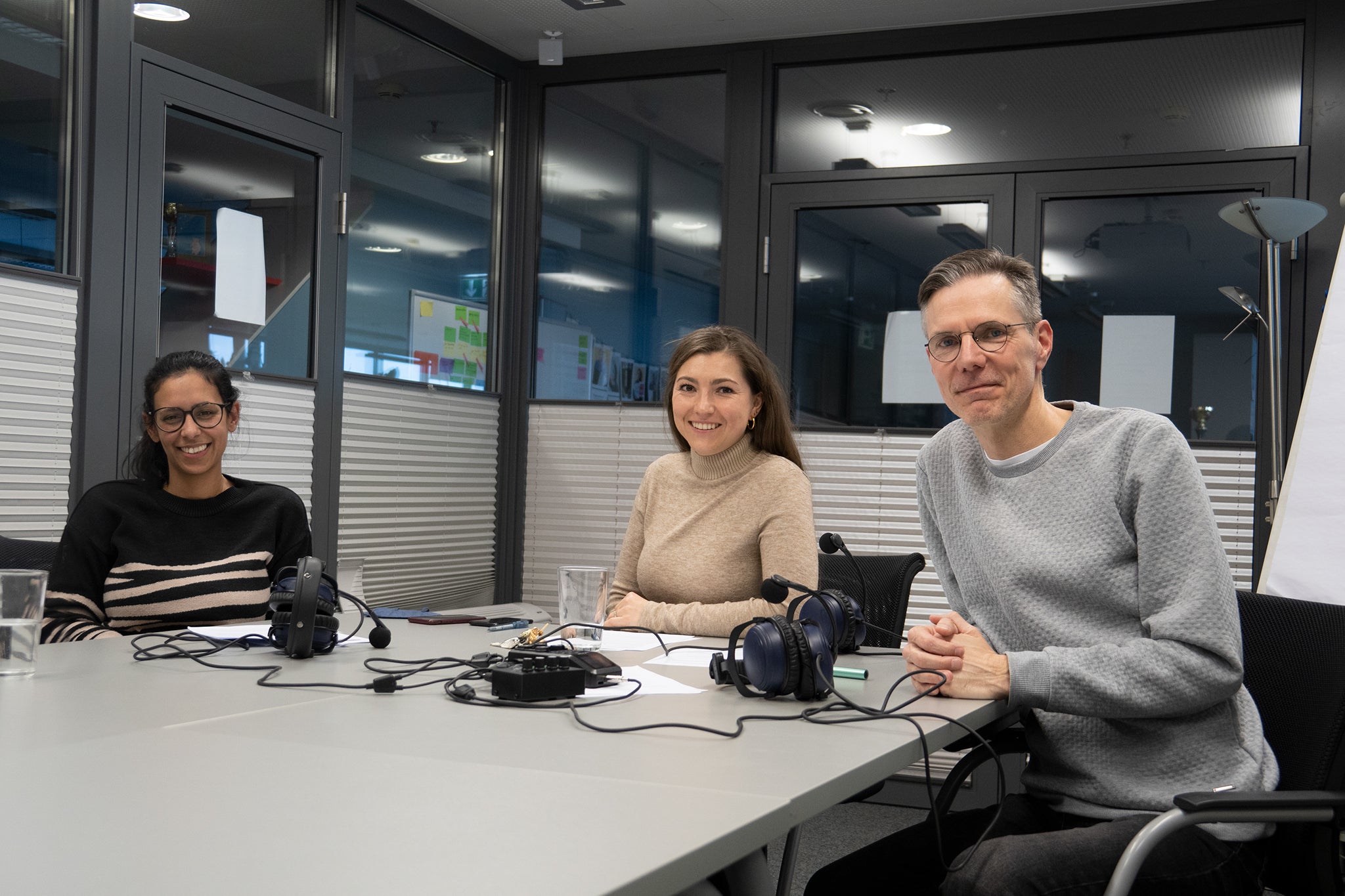 Barbara Kasper (Mitte) und  Peter Leinfellner (rechts) im Gespräch mit Expertin Miriam Baghdady. 