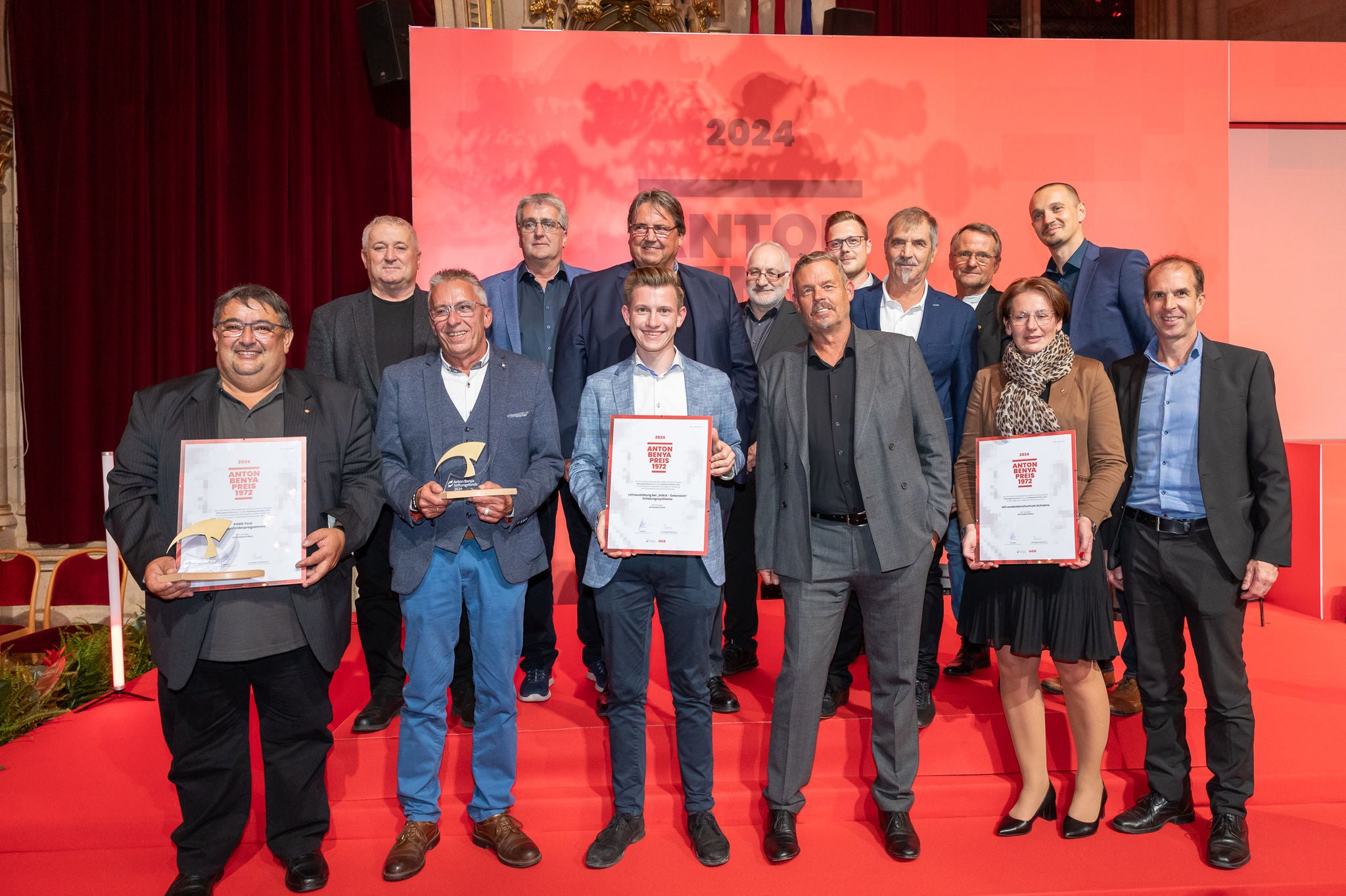 Menschen freuen sich über den Preis