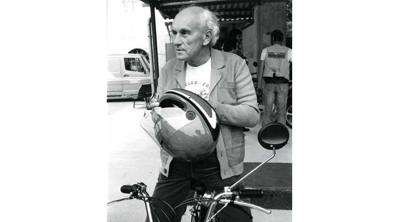 Josef Staribacher am Mofa