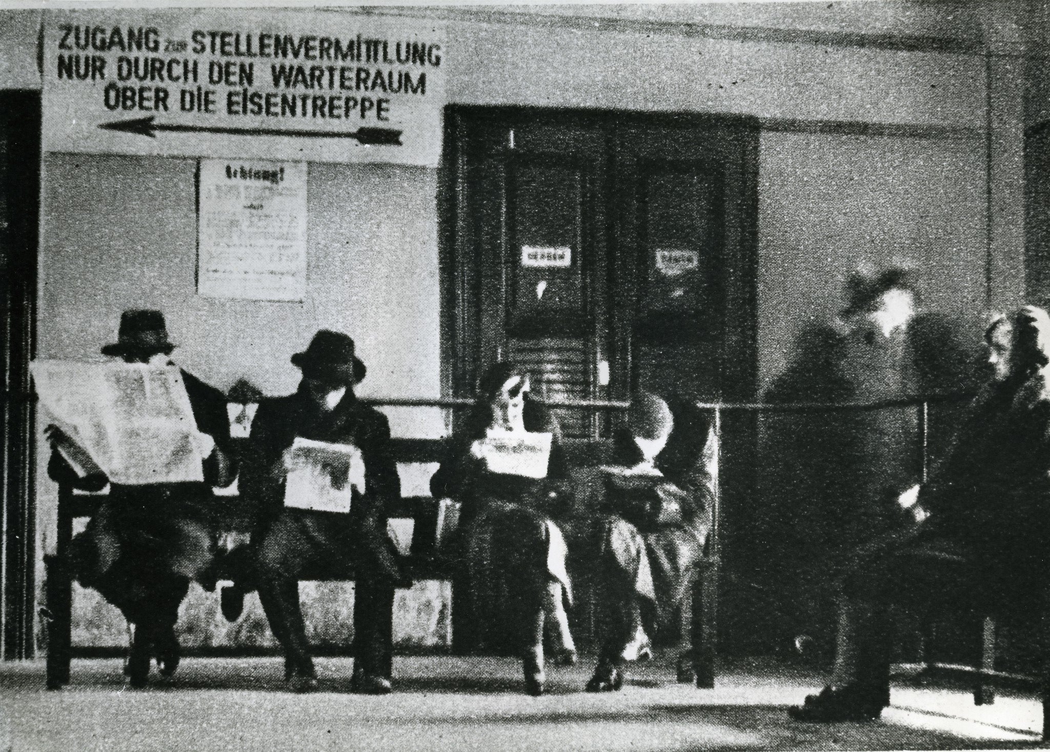 Stundenlanges Warten in der Stellenvermittlung gehörte zum Alltag der hunderttausenden Arbeitslosen in den 1930 Jahren. (o.J.)