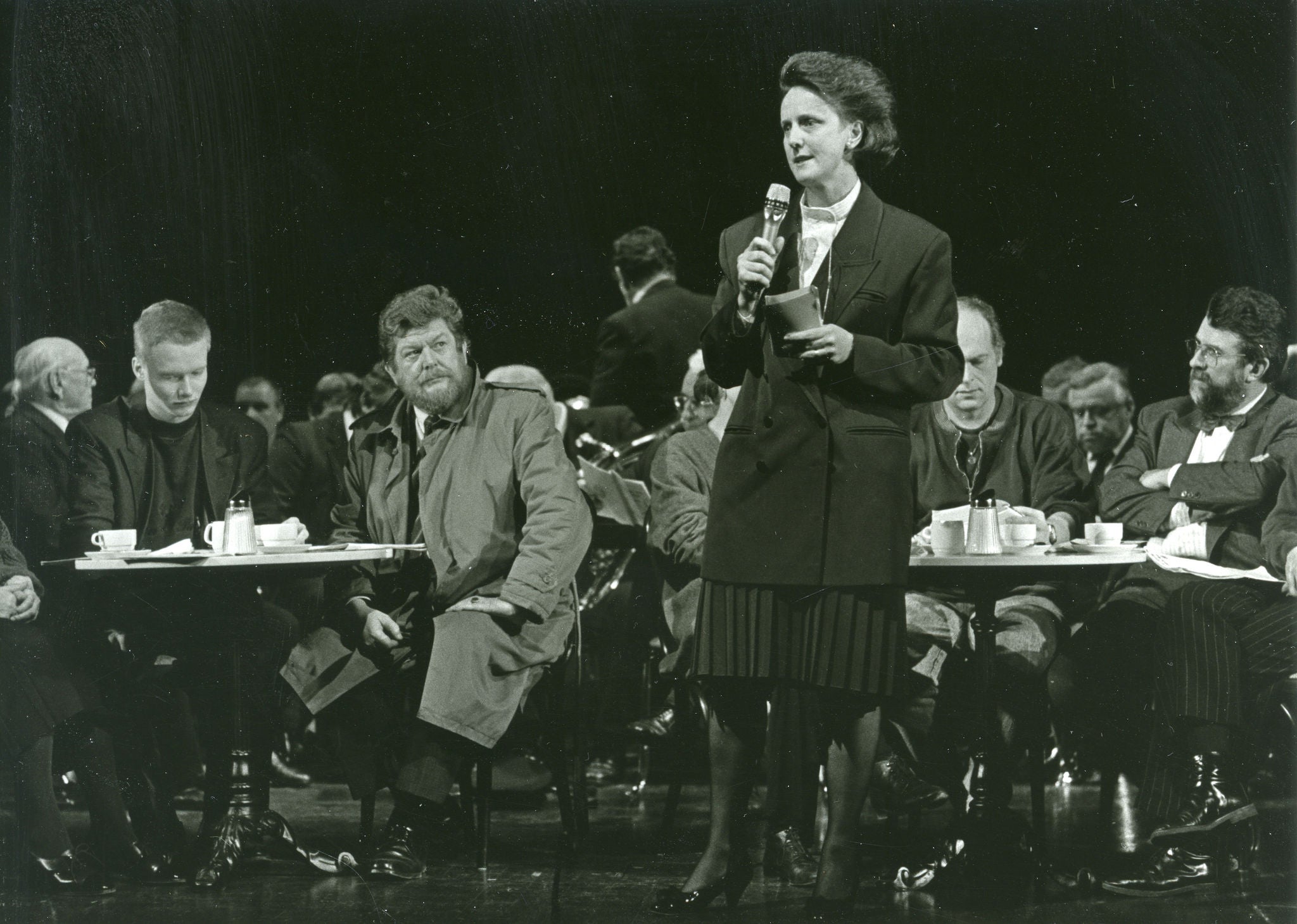 Irmgard Schmidleithner spricht bei dem von ihr ins Leben gerufenen Kulturcocktail (1991)
