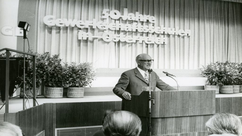 ÖGB-Bildungssekretär Franz Senghofer spricht anlässlich der 50 Jahre Gewerkschaftsschulen Feierlichkeiten, 1976