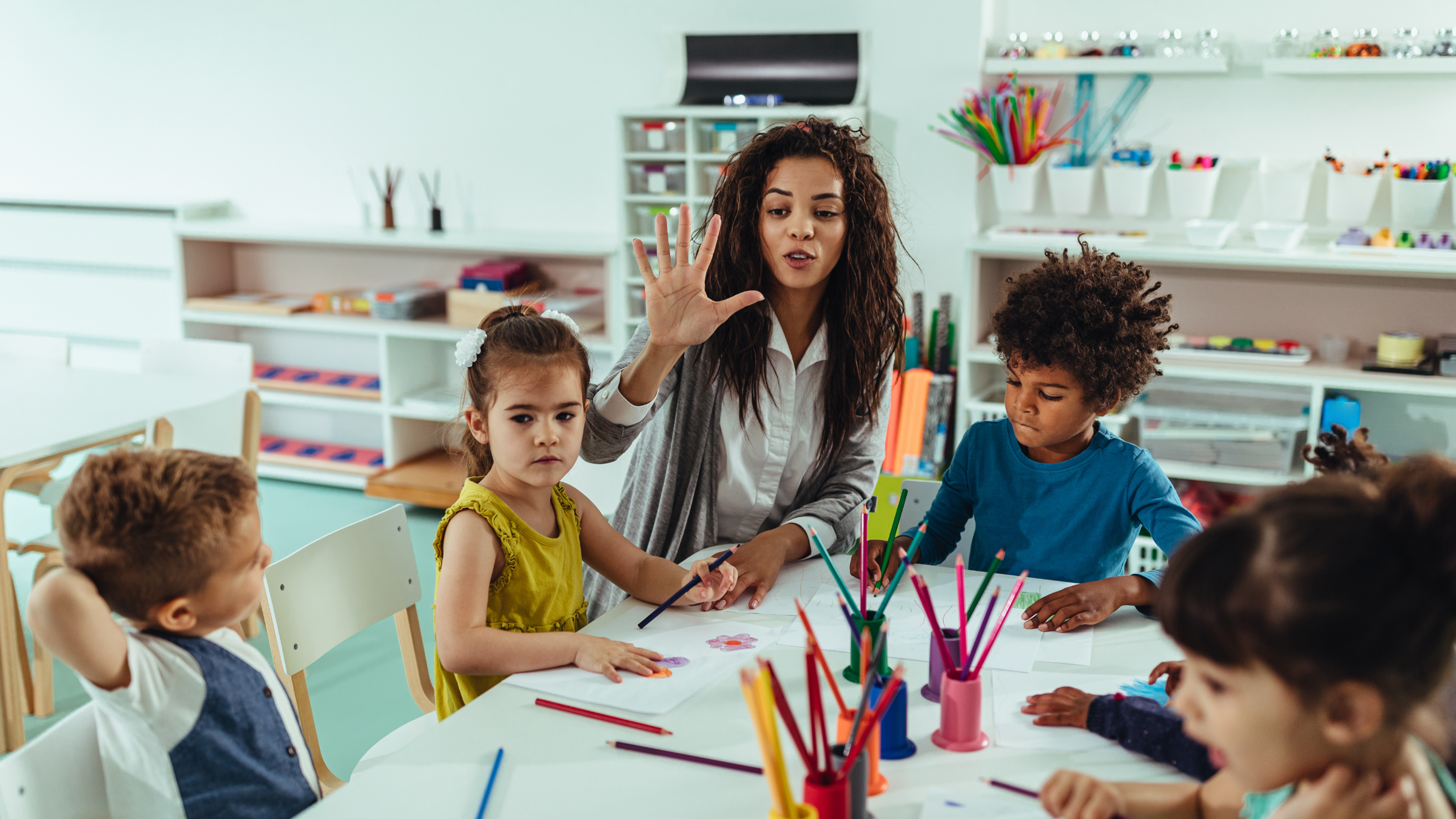 Kindergärtnerin mit Kindern
