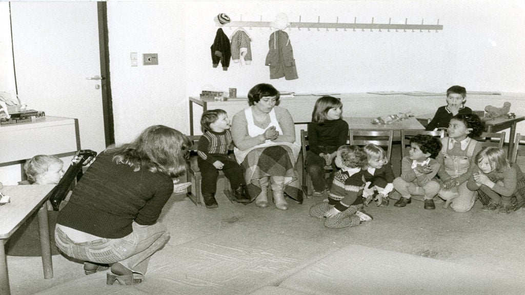 Tagesmutter mit Kindern in Innsbruck, 1960er-Jahre