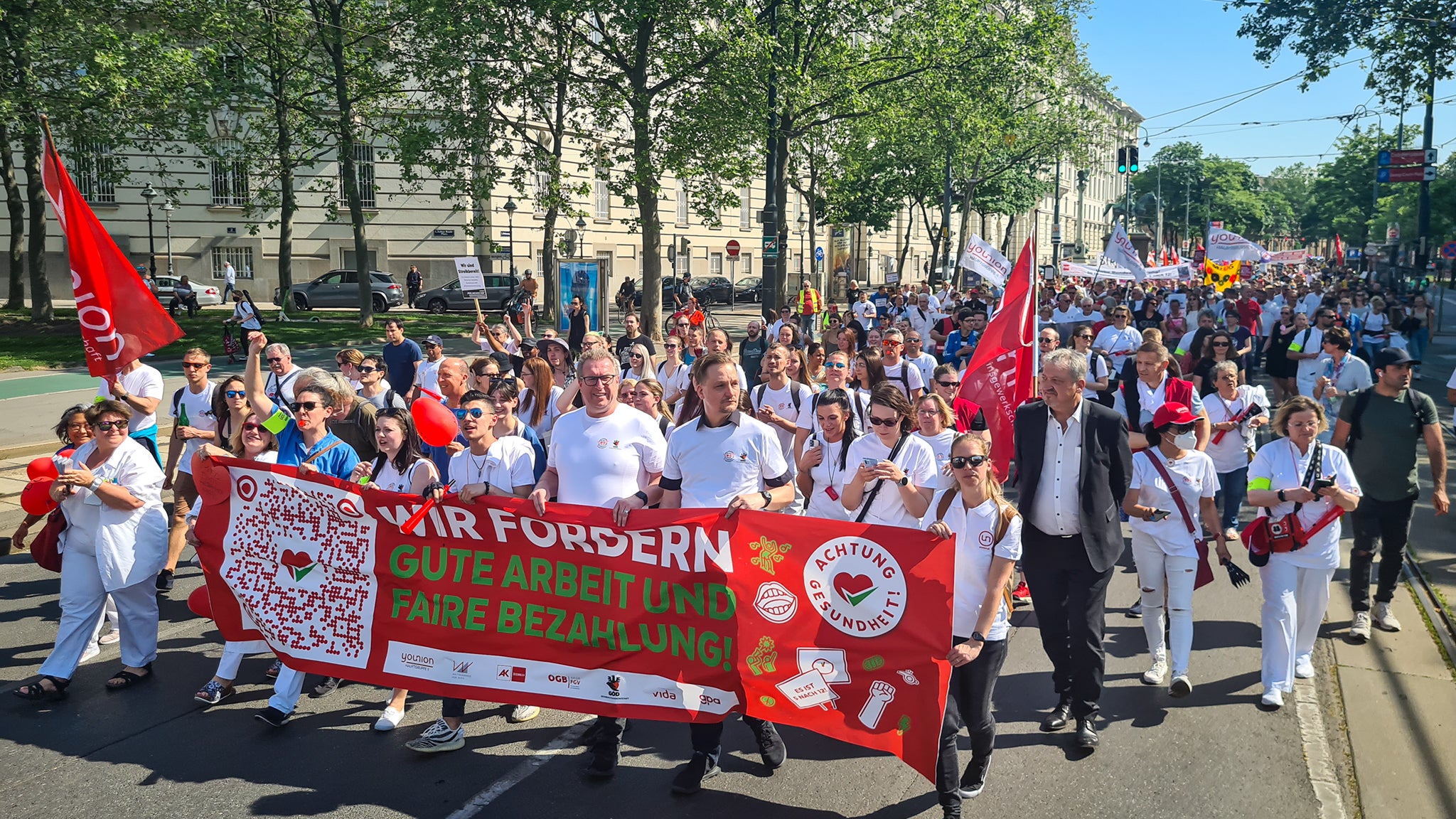 Alleine bei der großen Demonstration in Wien haben 10.000 TeilnehmerInnen klar gemacht, dass es jetzt schnell weitergehen muss.