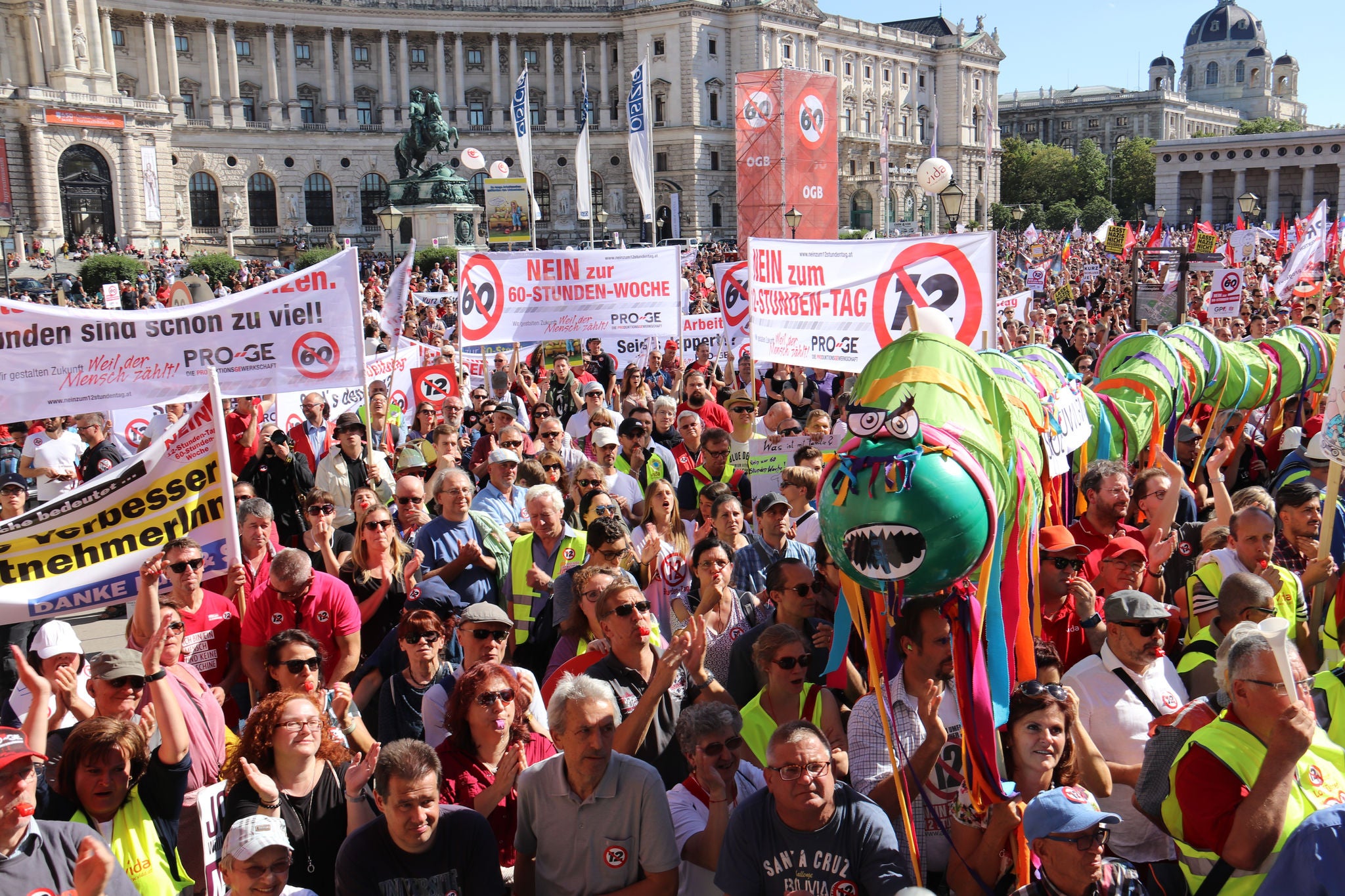 Am 30. Juni 2018 demonstrierten 100.000 Menschen gegen den 12-Stunden-Tag 